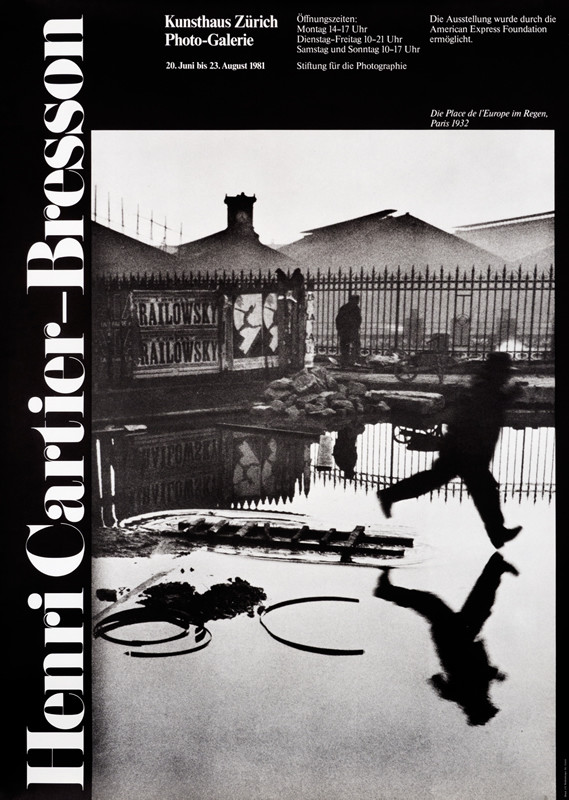 Die Place de L'Europe im Regen; man runs over puddles; black and white